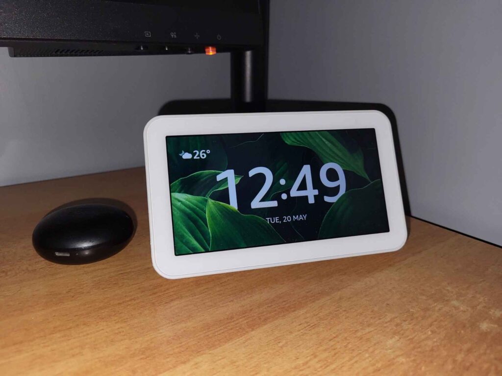 smart home setup device Eco Show 5 on the desk